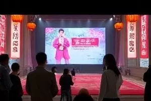 51吃瓜网入口首页主推画面：夜间城市街道与电子榜单投影的组合场景