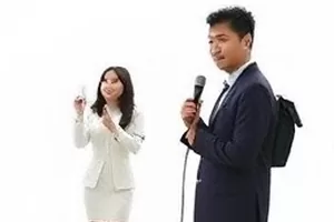 地铁末班车群像封面，末班车厢里靠窗打瞌睡的乘客