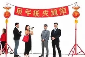 巷口修表铺封面，老式放大镜下拆开的手表机芯