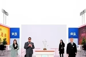 老厂房新生封面，改造后的厂房天窗与红砖墙