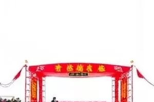 长街灯火城市纪实专题封面，夜班公交驶过亮着路灯的长街